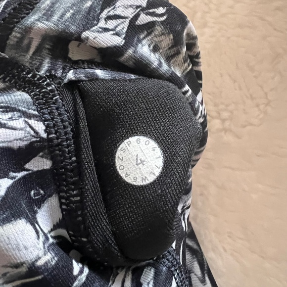 Lululemon Women’s High Rise Black Gray Print Leggings - Picture 6 of 6